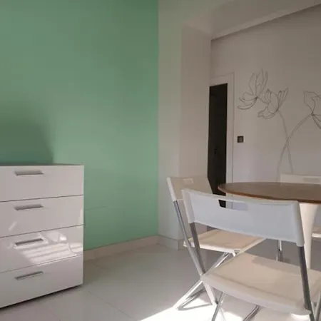 Modern Spacious In Center Of Apartment *
