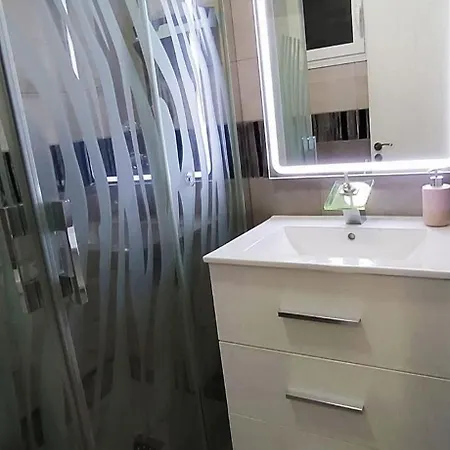 Modern Spacious In Center Of *